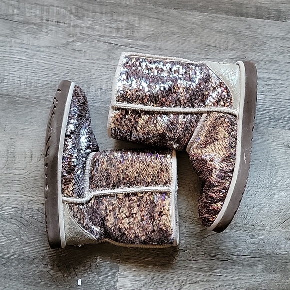 Women's size 10 Gold/Bronze Sequins Uggs - Picture 3 of 5